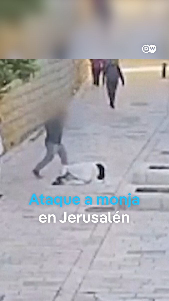 Un hombre fue detenido por atacar a una monja en Jerusalén La Policía de Israel detuvo a un hombre de 36 que fue captado por una cámara de seguridad cuando agredía brutalmente a una monja cerca de la Tumba de David, un lugar considerado sagrado de Jerusalén. La identidad del hombre no fue revelada, pero las imágenes de la policía mostraban a la religiosa con golpes y al agresor con un tzitzit, una prenda interior con flecos que usan algunos hombres judíos practicantes. En un comunicado, la policía informó que el detenido fue puesto en custodia policial para ser interrogado bajo sospecha de "agresión racista". La nota indica que la Policía de Israel considera muy grave cualquier manifestación de violencia, especialmente si está motivada por el racismo, dirigida contra figuras religiosas".