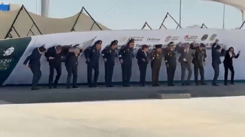 Una mampara cayó sobre la gobernadora del Estado de México, Delfina Gómez, y varios funcionarios durante la ceremonia de protesta del comandante de la Primera Zona Aérea, en la Base Aérea de Santa Lucía.