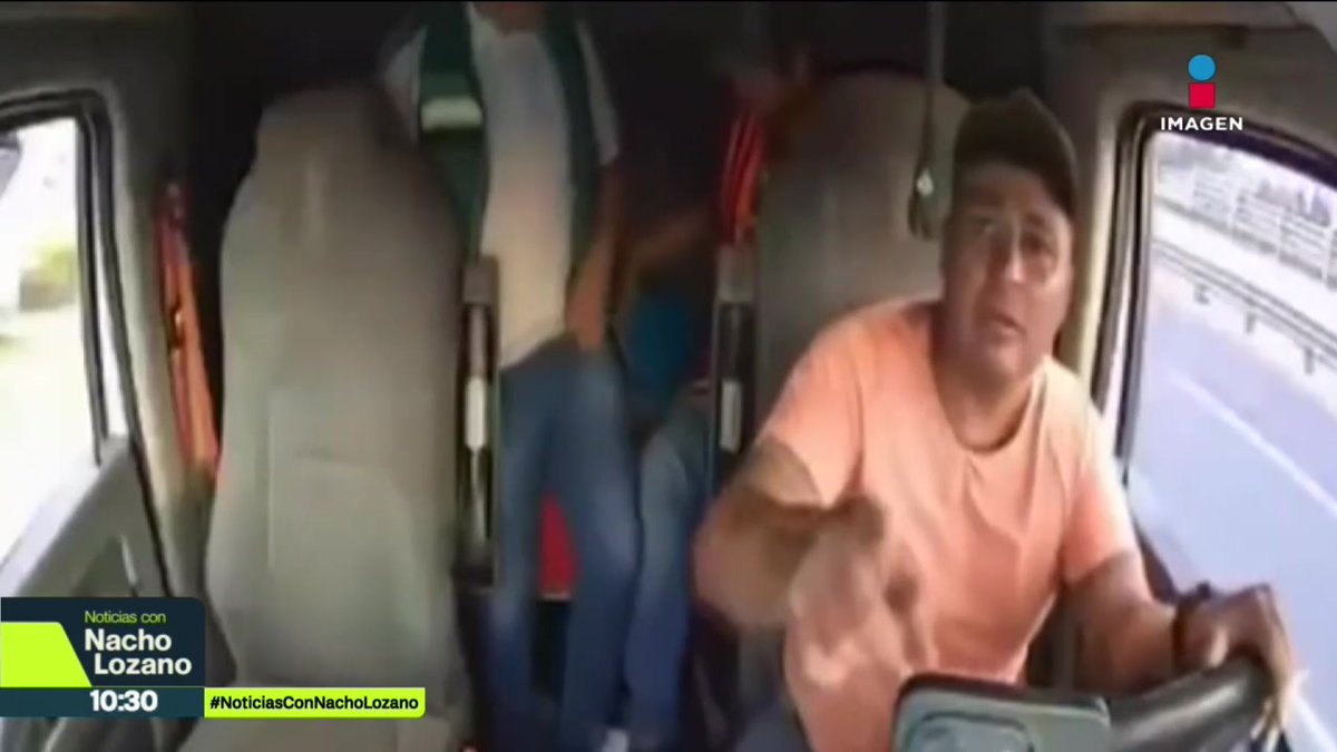 Policías de Guanajuato habrían ayudado a un par de sujetos a asaltar al conductor de un tráiler en la carretera Silao-León. No es el mismo asalto de siempre, lo que quedó grabado ahora, parece el contubernio entre policías y los ratas en #Silao: