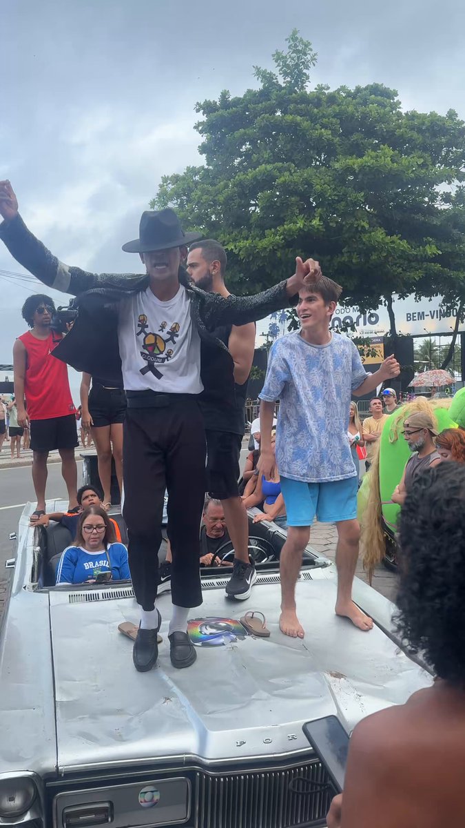 ISSO É RJ! Simplesmente um cover do Michael Jackson dançando no carro da GLOBOCETA em frente ao Copacabana Palace.