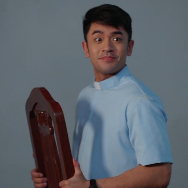 Ready na magpakabait para kay #DavidLicauco. 😇 ‘Wag siyang palampasin bilang Reverend Sam sa #SamahanNgMgaMakasalananOnPrime!
