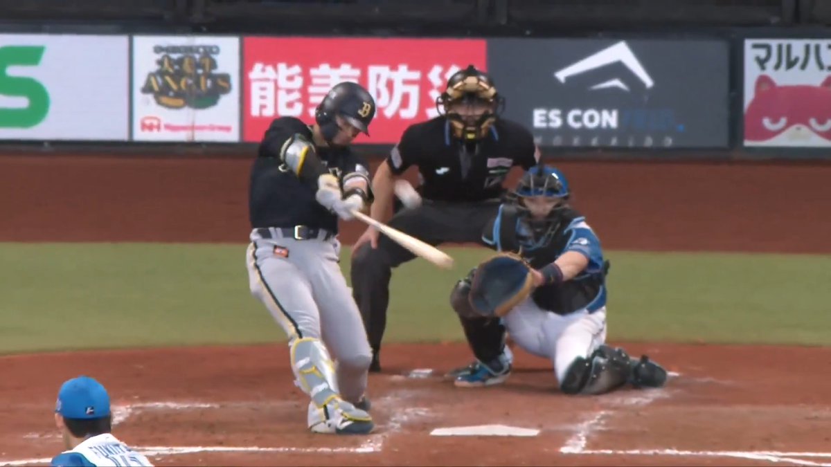 まだまだ試合は中盤!💪 引っ張った打球はそのままライトスタンドへ🌈 オリックス 森友哉 選手の今シーズン第2号2ランホームランで点差を縮める!🔥🔥 👇ライブ配信・見逃し配信を見る
