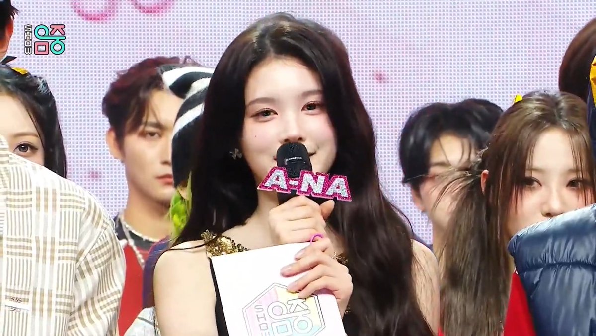 Goodbye to Music Core’s lovely MC #A_NA ❣️ Thank you for 1 year 2 months of bright smiles &amp; warm energy every Saturday. Wishing you greater heights in your next chapter with #Hearts2Hearts! 💖 #앞으로의_유나도_기대하쇼쇼쇼 #ThankYouMCA_NA