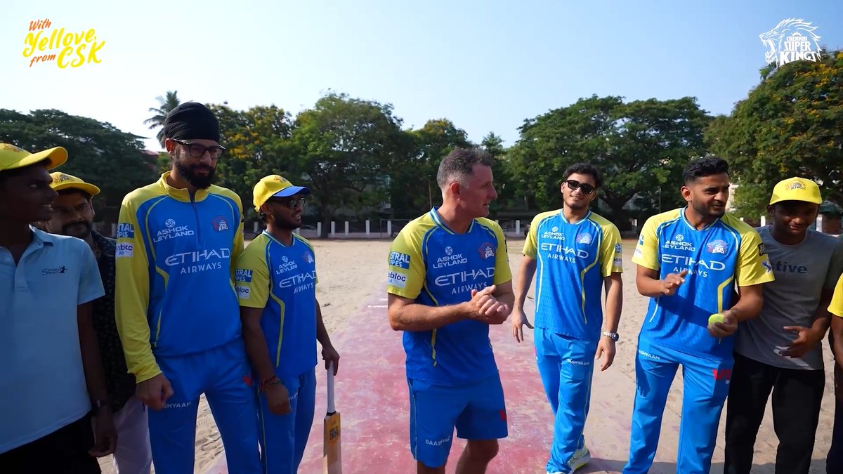 Spreading joy on the streets with cricket 💛 A little surprise from our hearts to our superfans 🏏 #WhistlePodu #Yellove