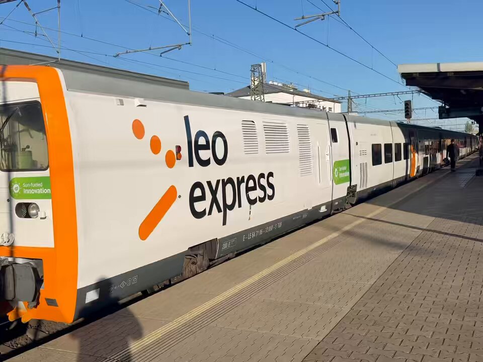 Leo Express Talgo reality: Marketing a loud, stinky diesel generator as “sun-fueled innovation” while an electric loco hauls the train? Bold. Very bold. Full report: