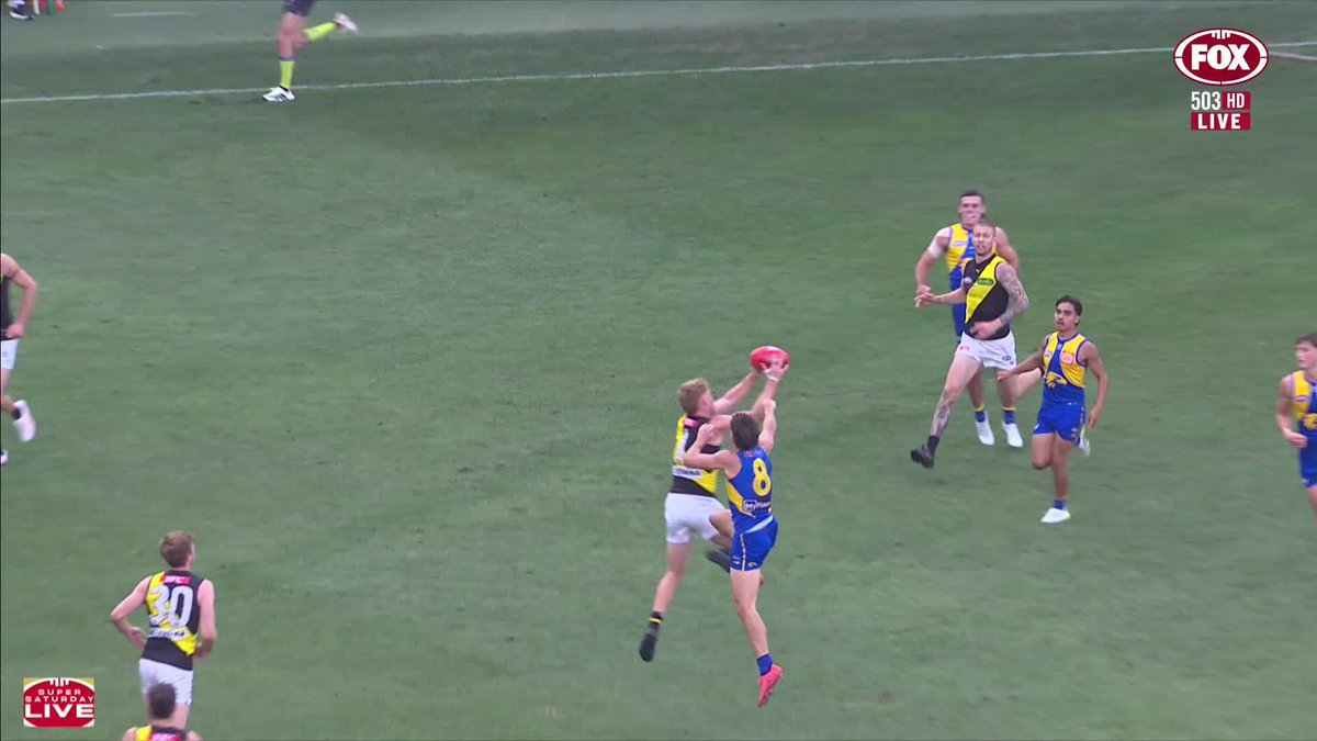 Elijah Hewett collects Nick Vlastuin high with his attempted spoil. 📺 Watch #AFLEaglesTigers on Ch.503 or stream on Kayo: ✍️ BLOG 🔢 MATCH CENTRE