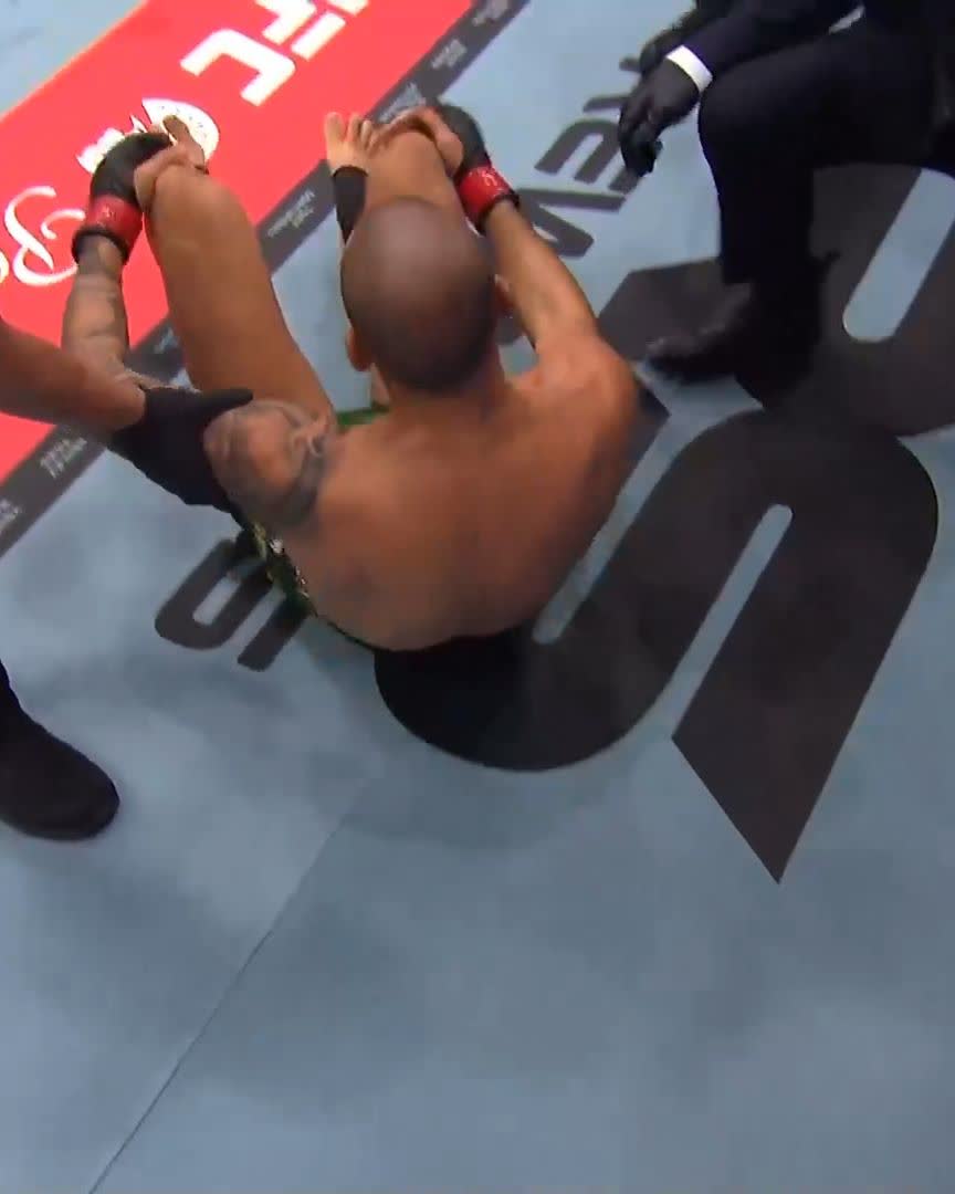 A KNEEBAR TO KICK OFF THE CARD! 🤯 Kody Steele uses his submission skills to perfection in the first round! [ #UFCPerth | LIVE on @ParamountPlus ]
