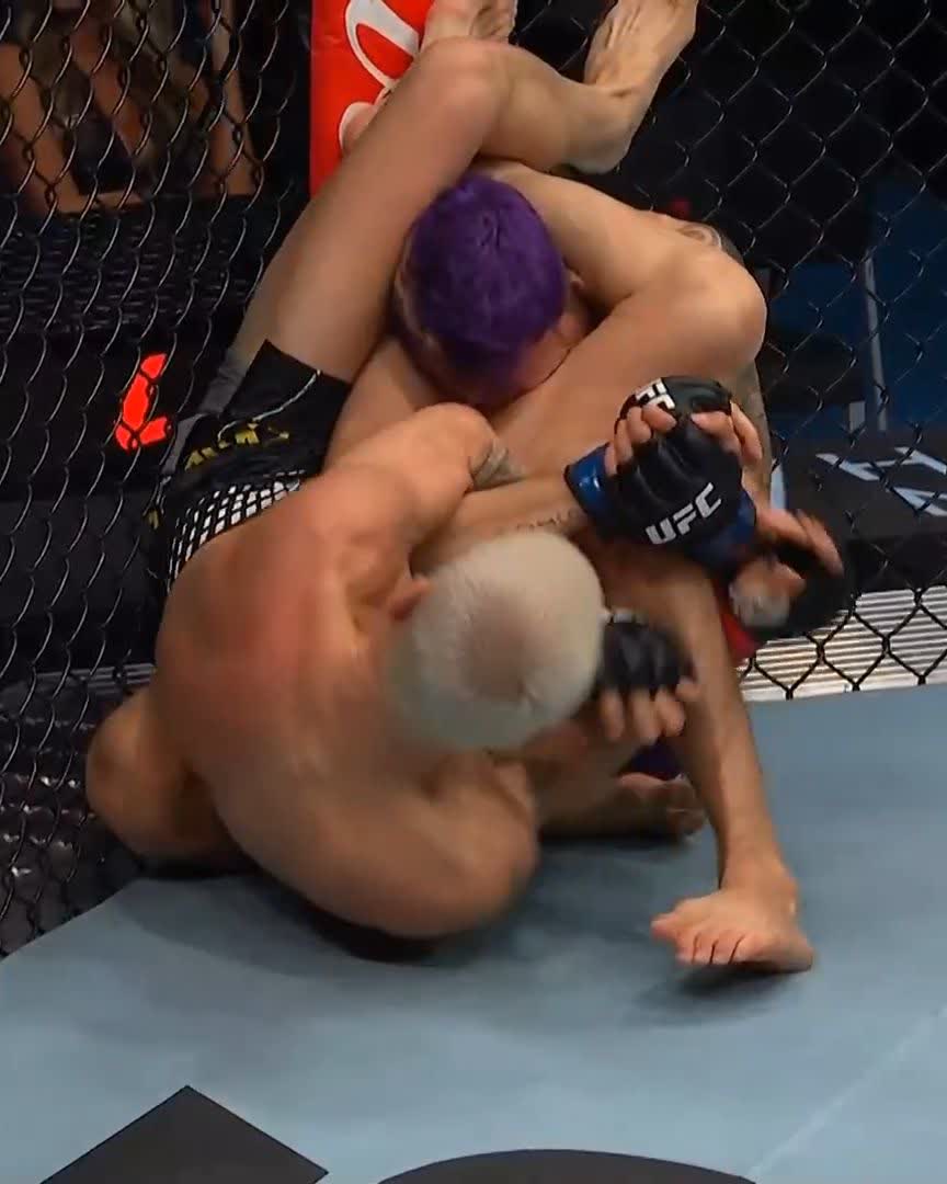 THAT'S A DEEP SUBMISSION EARLY 😤 Colby Thicknesse is coming out on FIRE early! [ #UFCPerth | LIVE on @ParamountPlus ]