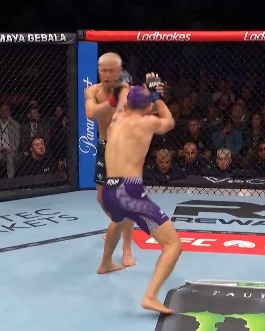 THE LEGS ARE WOBBLY IN THE THIRD!!! @Vandetta135 is bringing the power late in this fight! [ #UFCPerth | LIVE on @ParamountPlus ]