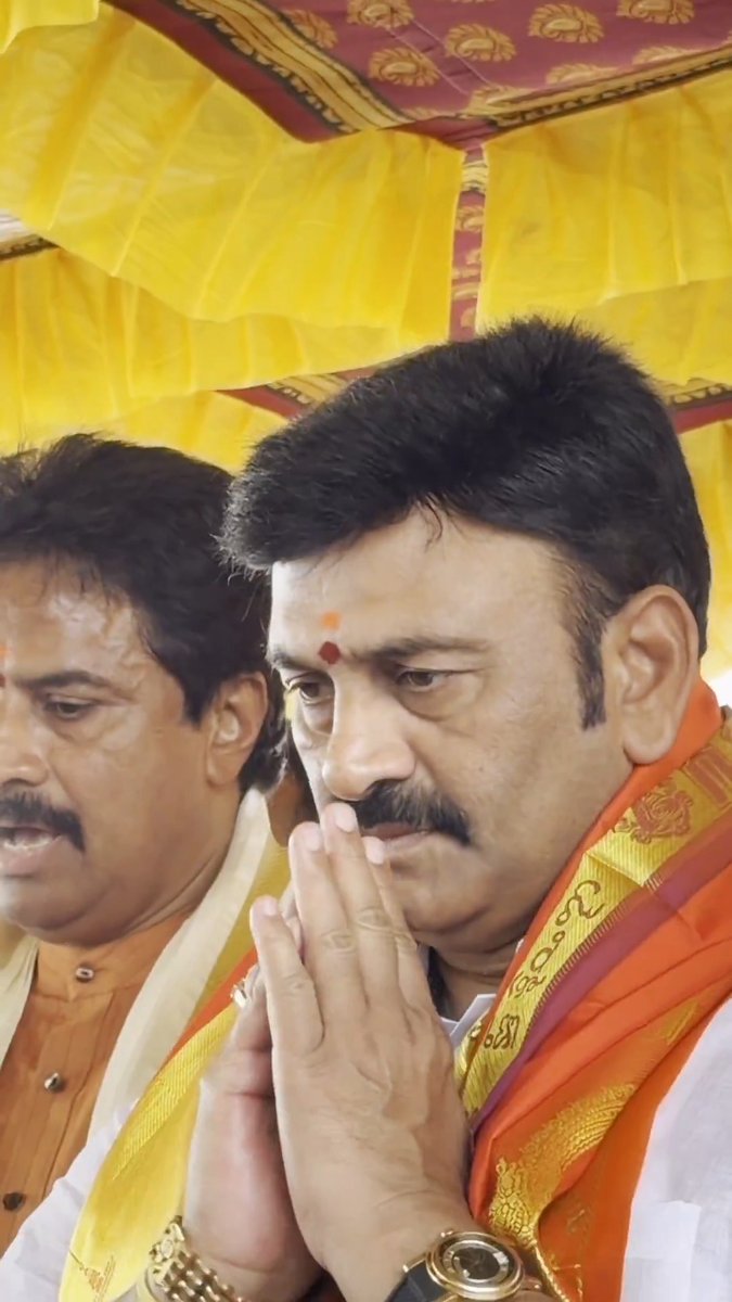 ఈరోజు ఉదయం తణుకు నియోజకవర్గంలోని వేల్పూరు మేజర్ పంచాయతీలో స్థానిక ఎమ్మెల్యే Arimilli RadhaKrishna, MLA, Tanuku గారి కుటుంబ సభ్యుల ఆధ్వర్యంలో నిర్వహిస్తున్న "శ్రీ సువర్చలా సమేత అభయ ఆంజనేయ స్వామి" వారి విగ్రహ ప్రతిష్ట మహోత్సవాలలో భాగంగా జరుగుతున్న పూజా, యాగాది కార్యక్రమాలలో పాల్గొన్నాను.