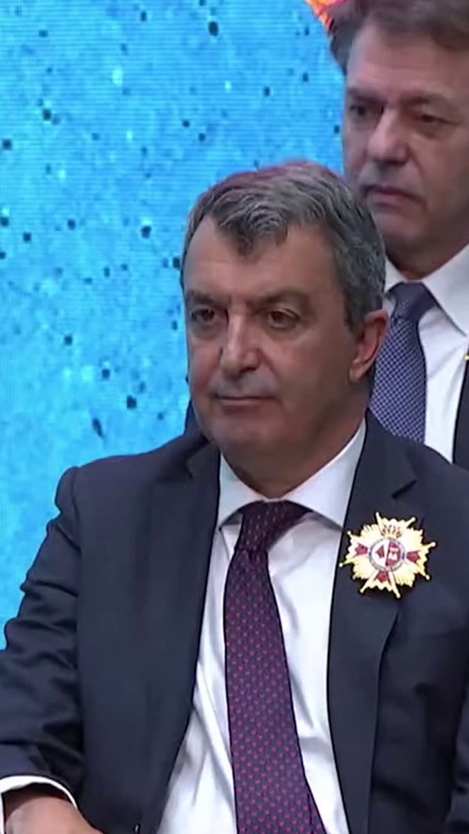 🚴Ayuso reivindica la Vuelta Ciclista frente al boicot: "Ni los deportistas ni los organizadores merecían ese final" La presidenta de la Comunidad de Madrid,ha impuesto la Gran Cruz del Dos de Mayo a la Vuelta Ciclista a España y su director Javier Guillén