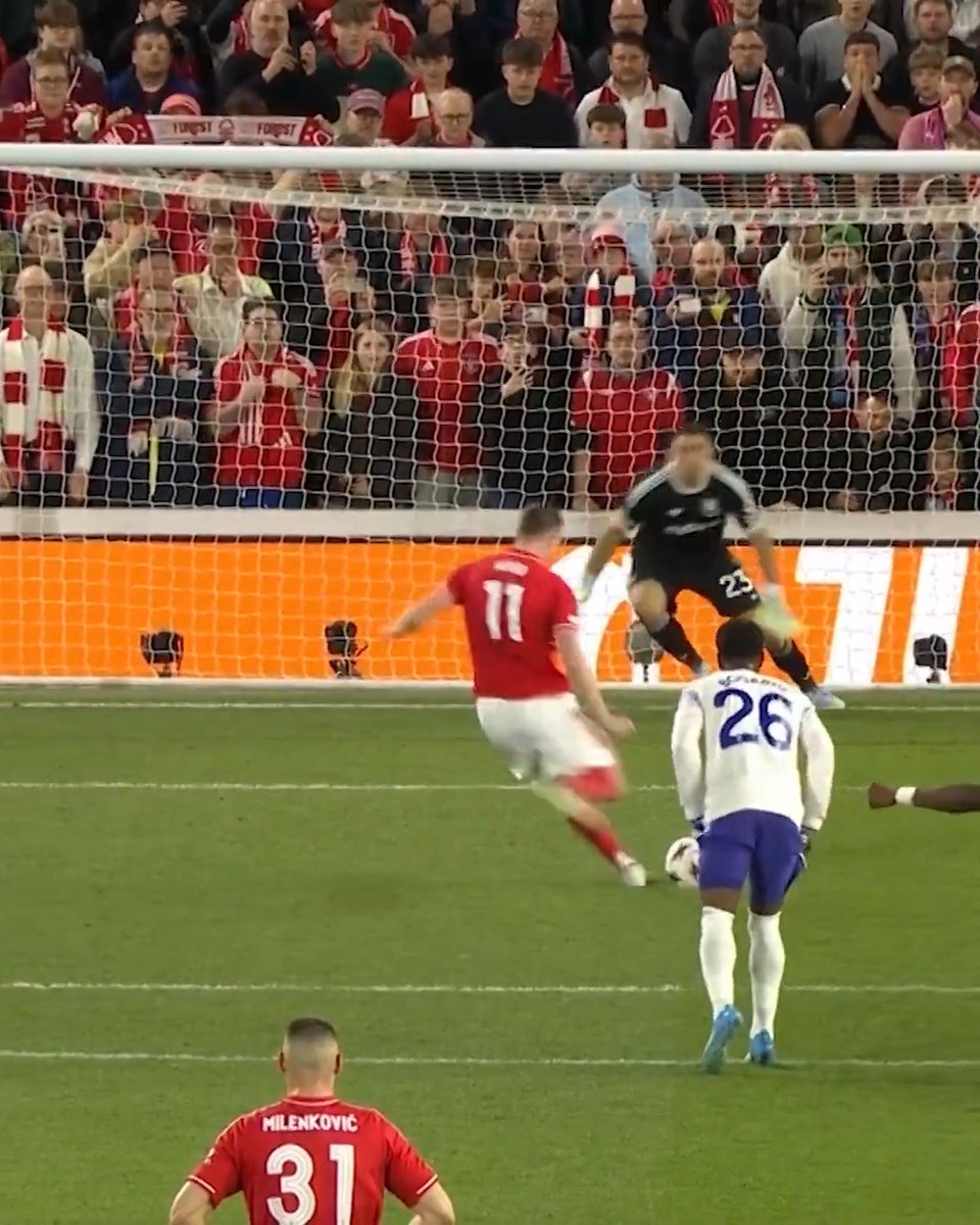 Chris Wood vs Emi Martínez 🥶 #UEL | Nottingham Forest