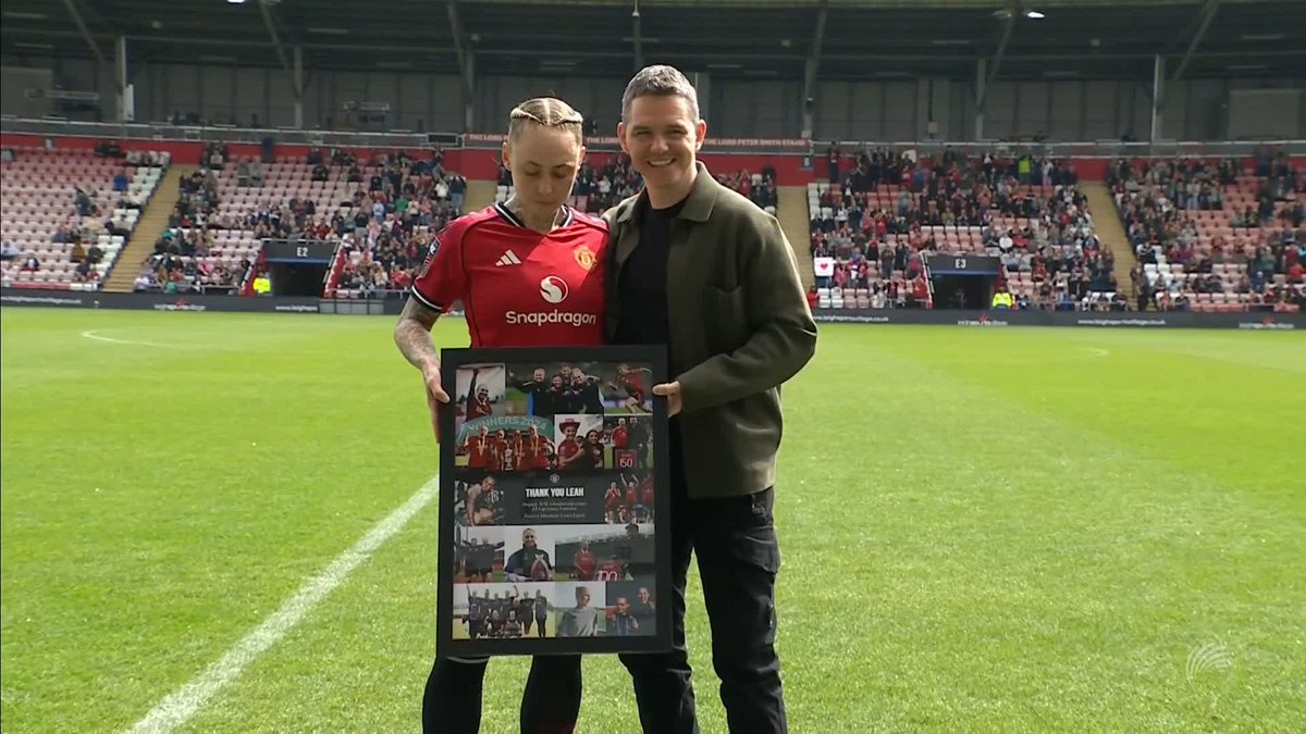 Applause for Leah Galton, who announced her departure from Manchester United after eight years with the club 🔴