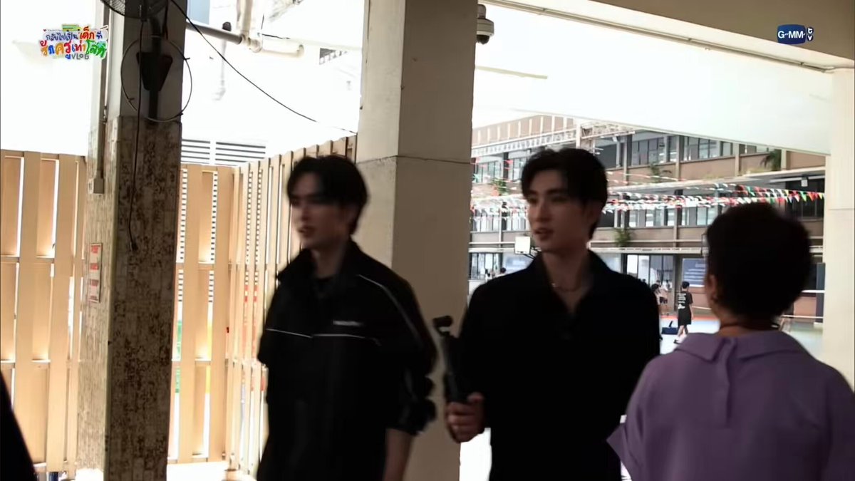 เพิร์ธเป็นที่รักของอาจารย์มาก เดินผ่านยังจำได้ ชมว่าหล่อขึ้น ครูอีกคนจำได้ยันสมัยเรียนขี่บีเอ็มแล้วบอกตอนเด็กซนมาก 555555555 #LoveYouTeacherSeriesEP8