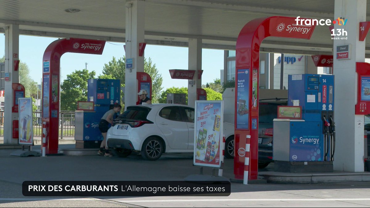 17 centimes d'euros en moins par litre : après l'Espagne, c'est au tour de l'Allemagne d'alléger sa taxe sur les carburants face à la flambée des prix déclenchée par le conflit au Moyen-Orient. Une mesure qui a débuté hier et qui durera jusqu'à la fin du mois de juin. #JT13h