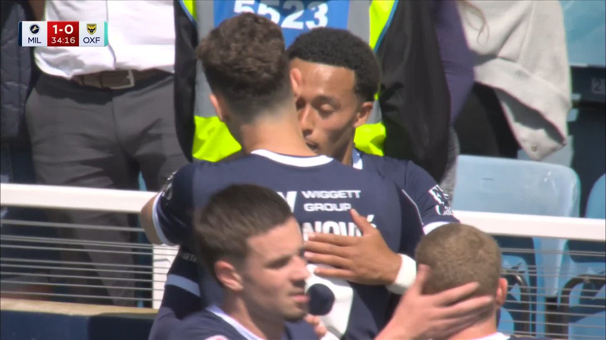 Femi Azeez grabs the opener for Millwall in some style! 💥 Second spot looks out of reach for now with Ipswich winning, but Millwall are strengthening their hold on third.