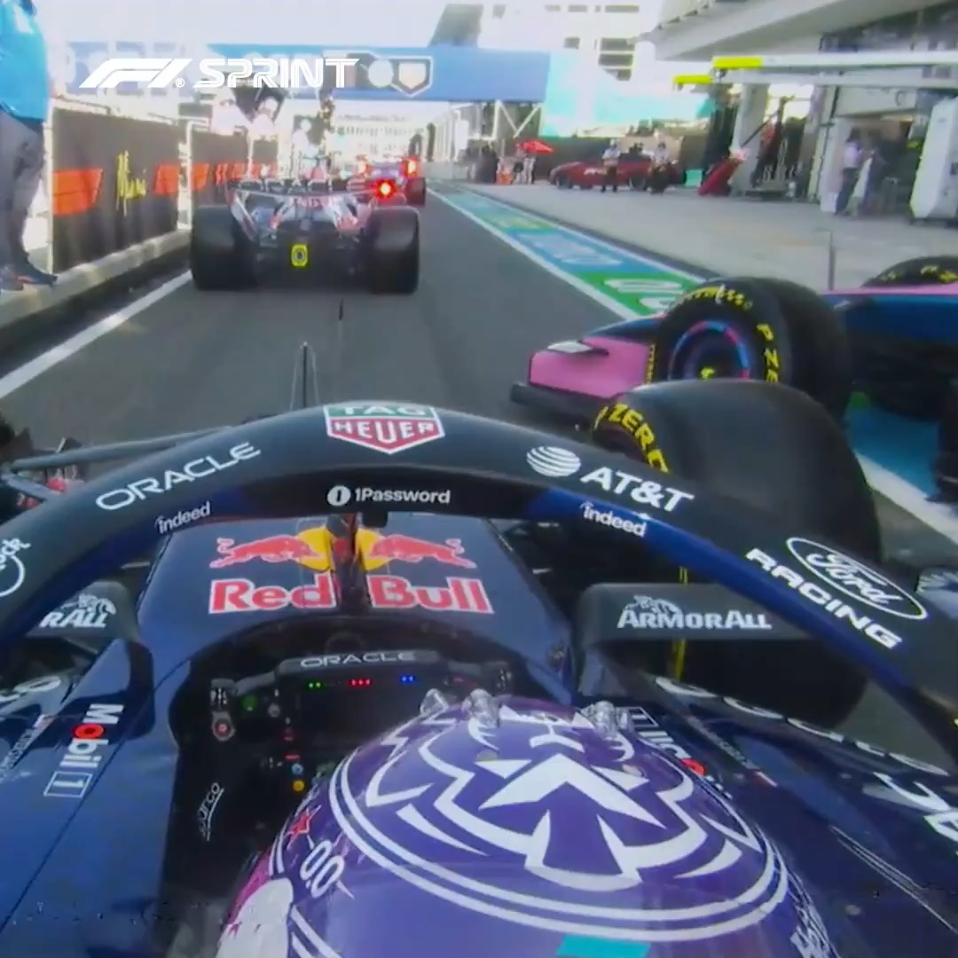 Breathe in and squeeze through! 😳 Verstappen's right-rear tyre and Gasly's endplate got rather close in this pit lane moment in Sprint Quali 👀 #F1Sprint #MiamiGP