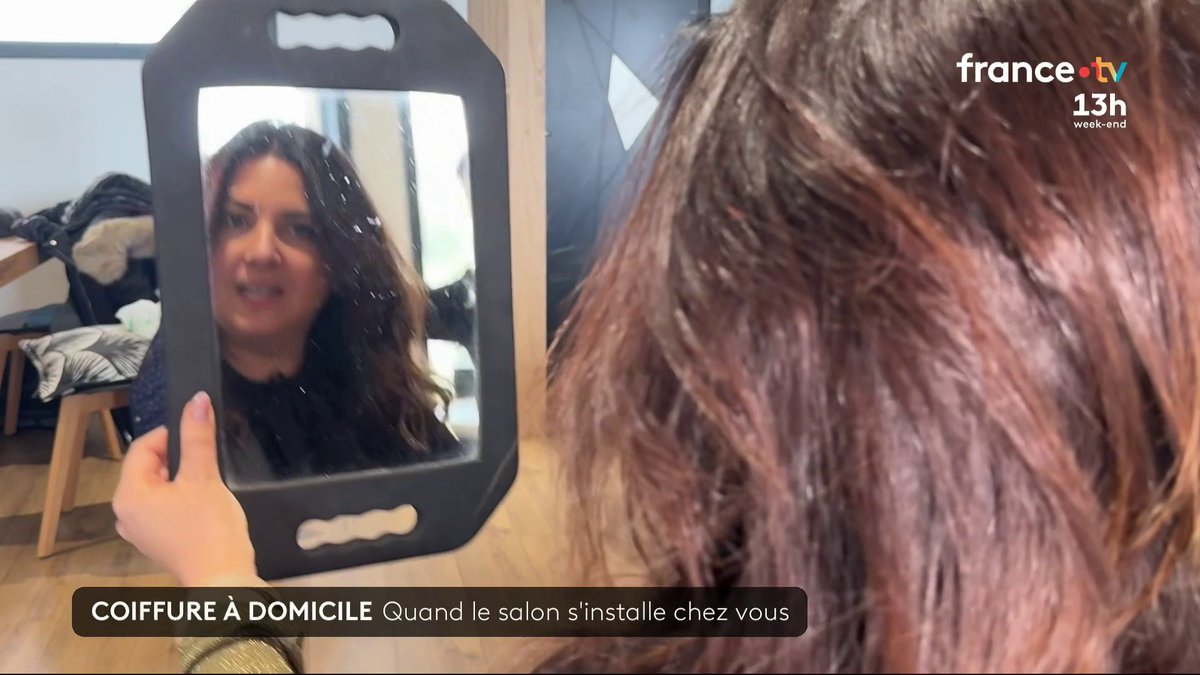 En France, le secteur de la coiffure peine à recruter. En cause : une rémunération faible et des horaires de travail difficiles en salon... au point qu'ils sont près de 40 000 professionnels à s'être mis à leur compte pour se lancer dans la coiffure à domicile. #JT13h