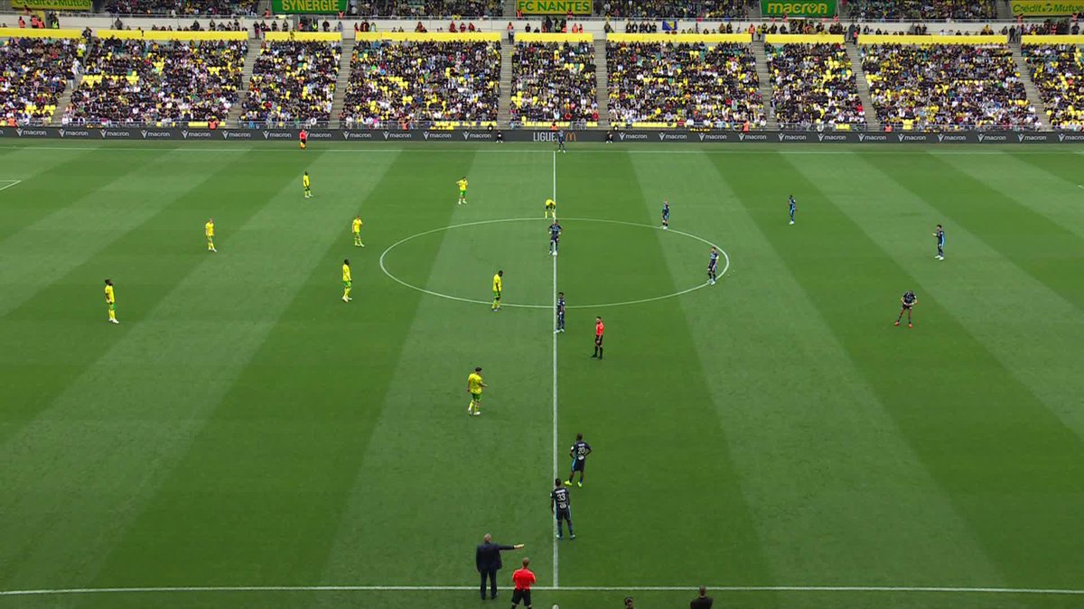Le silence de cathédrale à la Beaujoire. 😳 Le stade est plutôt rempli mais les supporters nantais font grève d’encouragement face à l’OM… donnant une drôle d’ambiance. 🎥 L1+