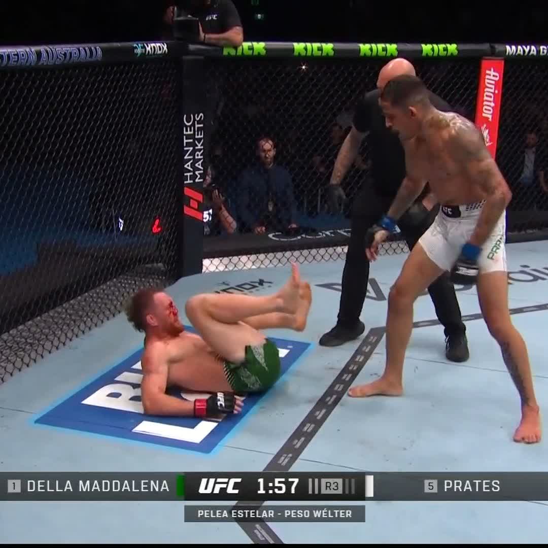 🇧🇷 Carlos Prates nocauteia 🇦🇺 Jack Della Maddalena no 3º round no UFC Perth. Performance incrível. Prates foi crescendo, deixou JDM perdido e tirou pra nada mais um ex-campeão dos meio-médios. Fenômeno. O Brasil tem um talento absurdo na divisão. #UFCBR