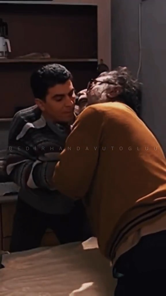 Abuzer Kömürcü, oğlu Erdal’ı ilk kez öpüyor