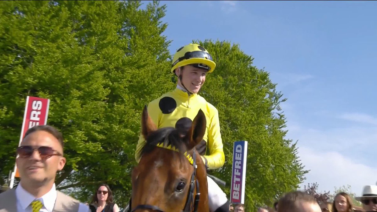 Sound ON🔉 for the reception for Billy and Bow Echo as they enter the winners' enclosure having just gone and won the Betfred 2000 Guineas🤩 #ITVRacing | Billy Loughnane | George Boughey Racing