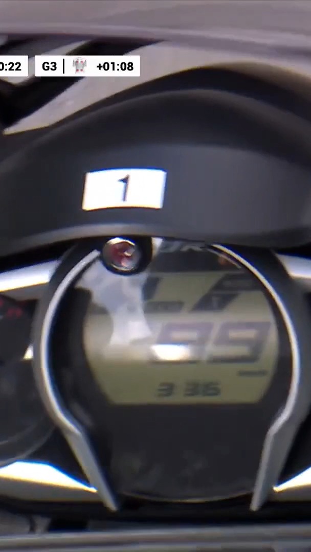 🗣️ "Stówka zaraz będzie!" Tak, dobrze usłyszeliście. STÓWKA! 100 KM/H 💯 Gdyby Tadej Pogaczar otrzymał na swoim rowerze numer rejestracyjny, migiem straciłby za punkty kartę motorowerową 😂 #HomeOfCycling #TDR2026