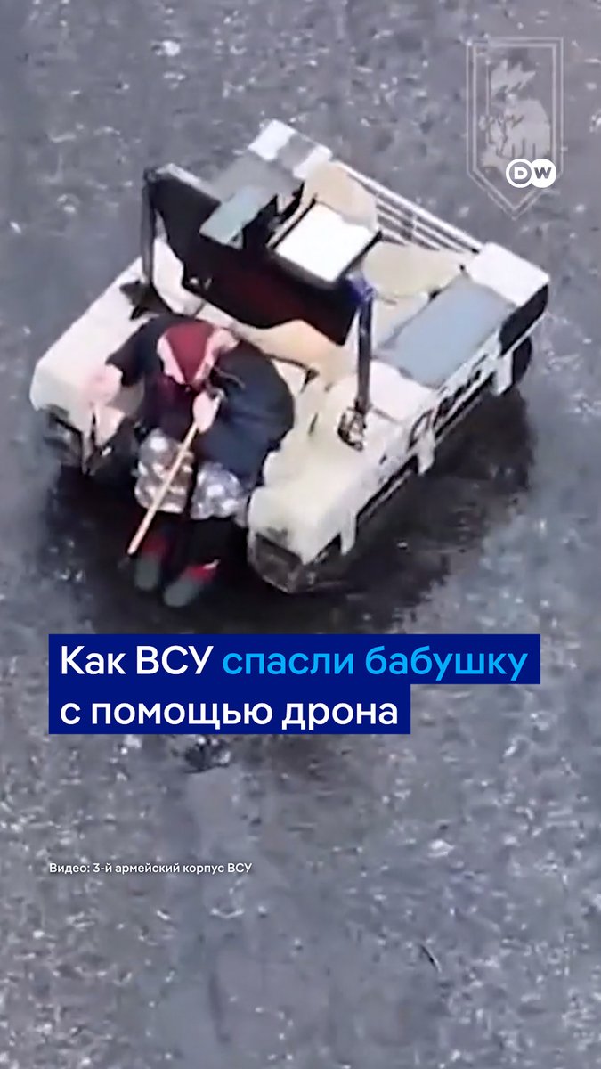 Так ВСУ эвакуировали пожилую женщину на наземном дроне. Военные увидели, что она отстала от своей группы и прислали за ней робота с надписью "Бабушка, садись"