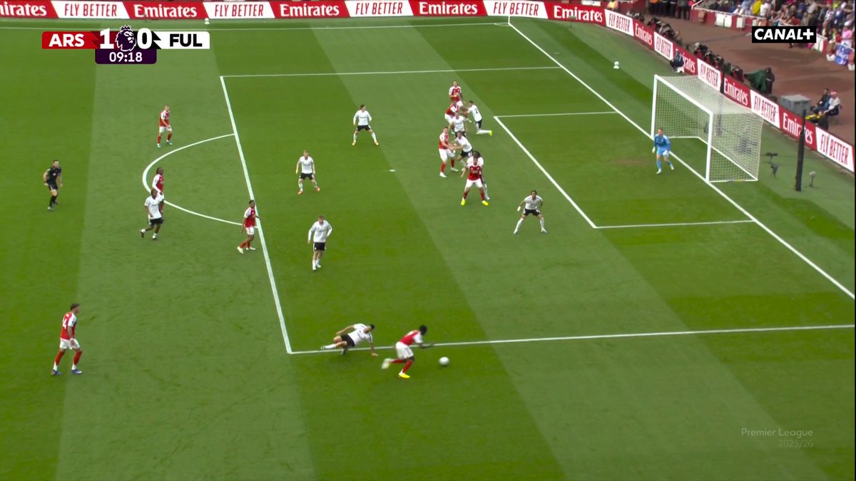 CE QUE VIENT DE FAIRE SAKA 🏴 À RAUL JIMENEZ 🇲🇽 !!!! 😮💨❤️🤍 20ème but de la saison avec Arsenal pour Viktor Gyokeres 🇸🇪. ⚽️ Les Gunners mènent 1-0 face à Fulham ! 🎥 CANAL+ Foot