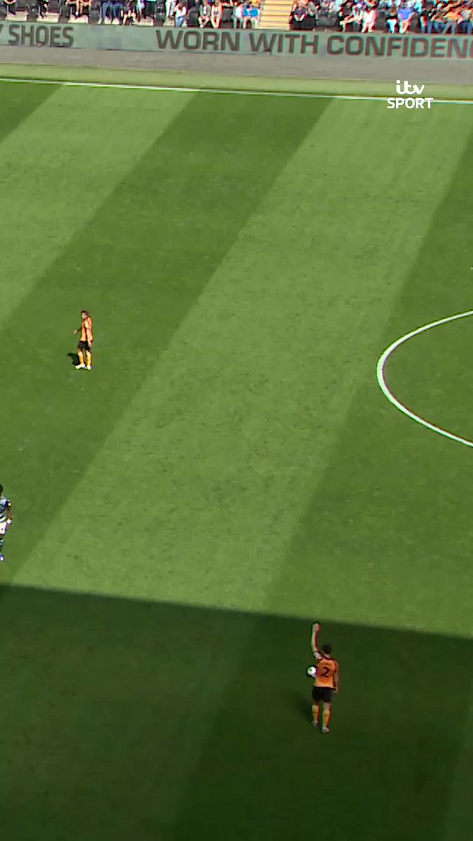 Oli McBurnie clinched a play-off spot for Hull City and the crowd went wild 🔊 EFL | #ITVFootball | Oli McBurnie