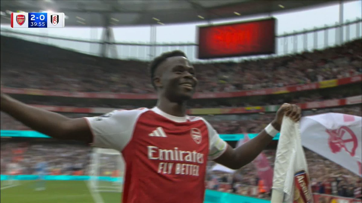 Bukayo Saka scores a huge goal at the Emirates on his return! 🙌
