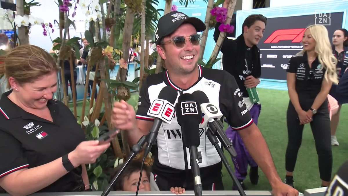 Checo haciendo la entrevista con Emilio 😭🫶🏻🫶🏻🫶🏻🫶🏻 Emilio: “Papá, papá!!” Checo: “Esperaré, te van a sacar si no estás callado jaja” #MiamiGP