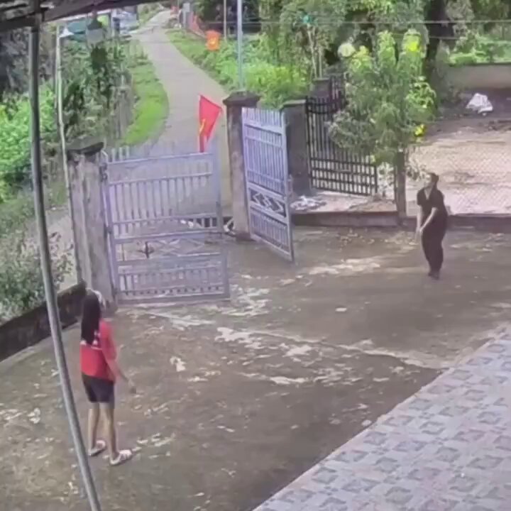 فتاتان من بلجيكا احسا بالملل اثناء جلوسهما في المنزل فقررا الخروج الى الحوش وقررا ان يلعبا لعبة كرة الطائرة وبدأ باللعب لكن اللي صار ماراح يخطر على بال احد😰