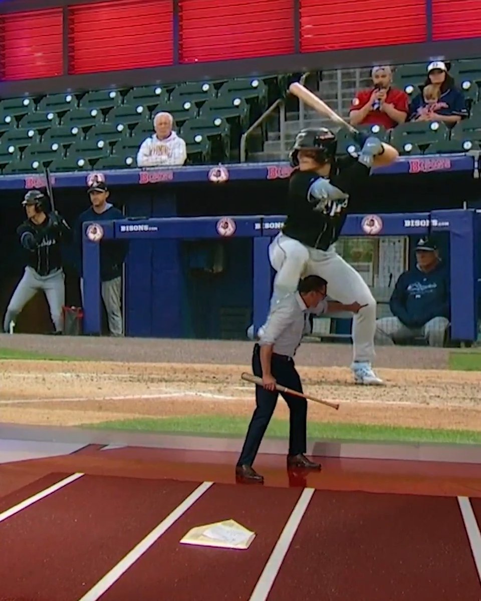 Travis Bazzana has a sweet left-handed swing 👌