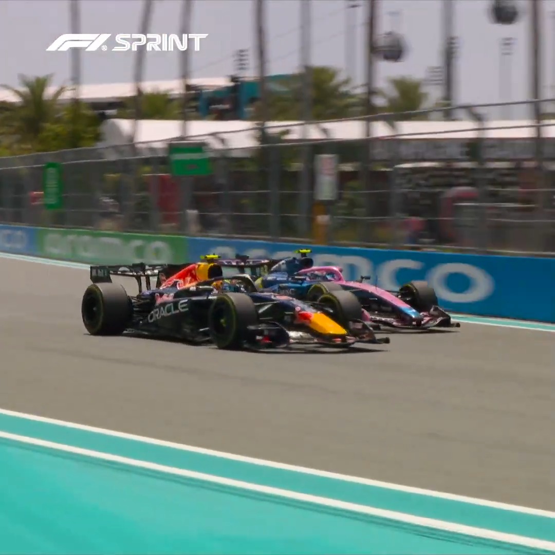 Isack's coming through! 👀 This is the moment where Hadjar went around the outside of Franco Colapinto! 😮‍💨 #F1Sprint #MiamiGP