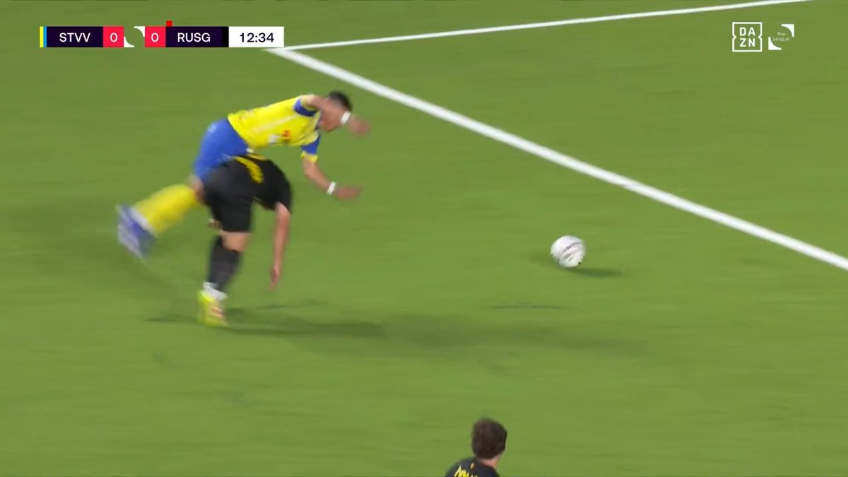 🟥 | Kevin Mac Allister krijgt een rode kaart voor deze overtreding op Ilias Sebaoui! 😳⛔️ Kijk NU naar #STVUSG in de DAZN-app! 📲