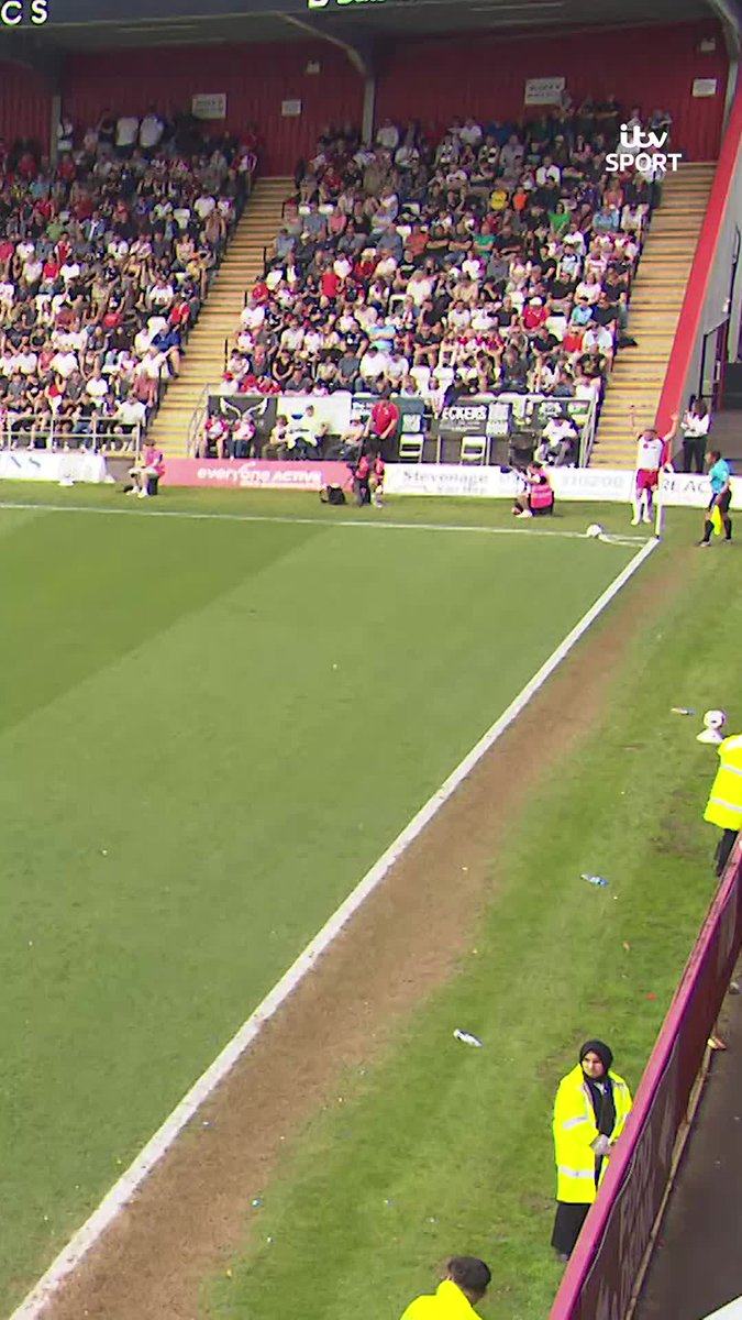 Dan Sweeney's 92nd minute winner as Stevenage FC 🔴⚪ secured a play-off spot in League One 🙌 EFL | #ITVFootball
