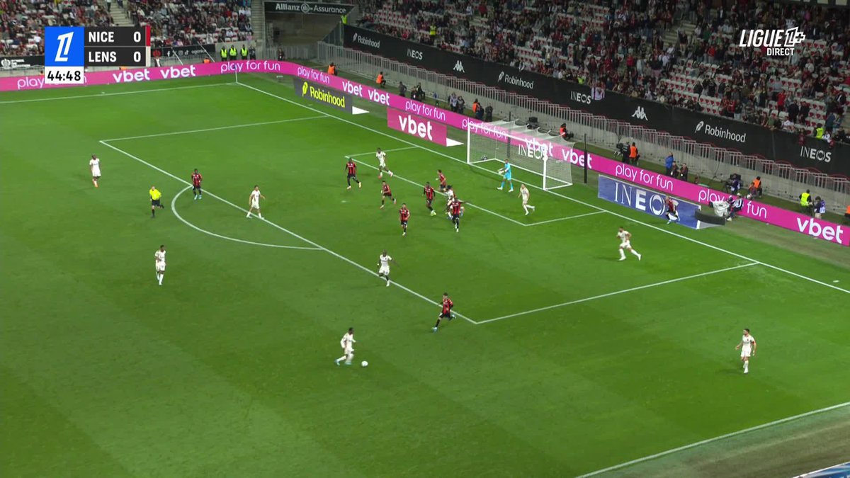 "Et s'il y avait eu but..." On n'est pas passé loin d'un fait complètement insolite avec ce ballon crevé 😅 #OGCNRCL