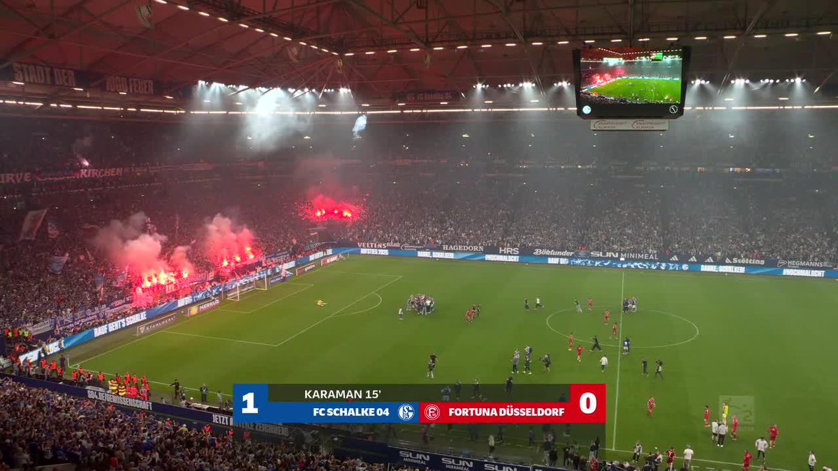 ¡OBJETIVO CUMPLIDO Y FIESTA DESATADA! Schalke venció 1-0 a Fortuna Dusseldorf en la fecha 32 y logró el regreso a la #Bundesliga. El plantel cuenta con Edin Dzeko, quien llegó a mitad de temporada y con el argentino Felipe Sánchez, exjugador de GELP. 📺 #DisneyPlus Plan Premium