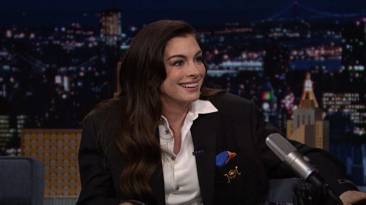 Anne Hathaway didn’t process that The Devil Wears Prada 2 was happening until she was on her way to the premiere 😭 #FallonTonight #TheDevilWearsPrada2