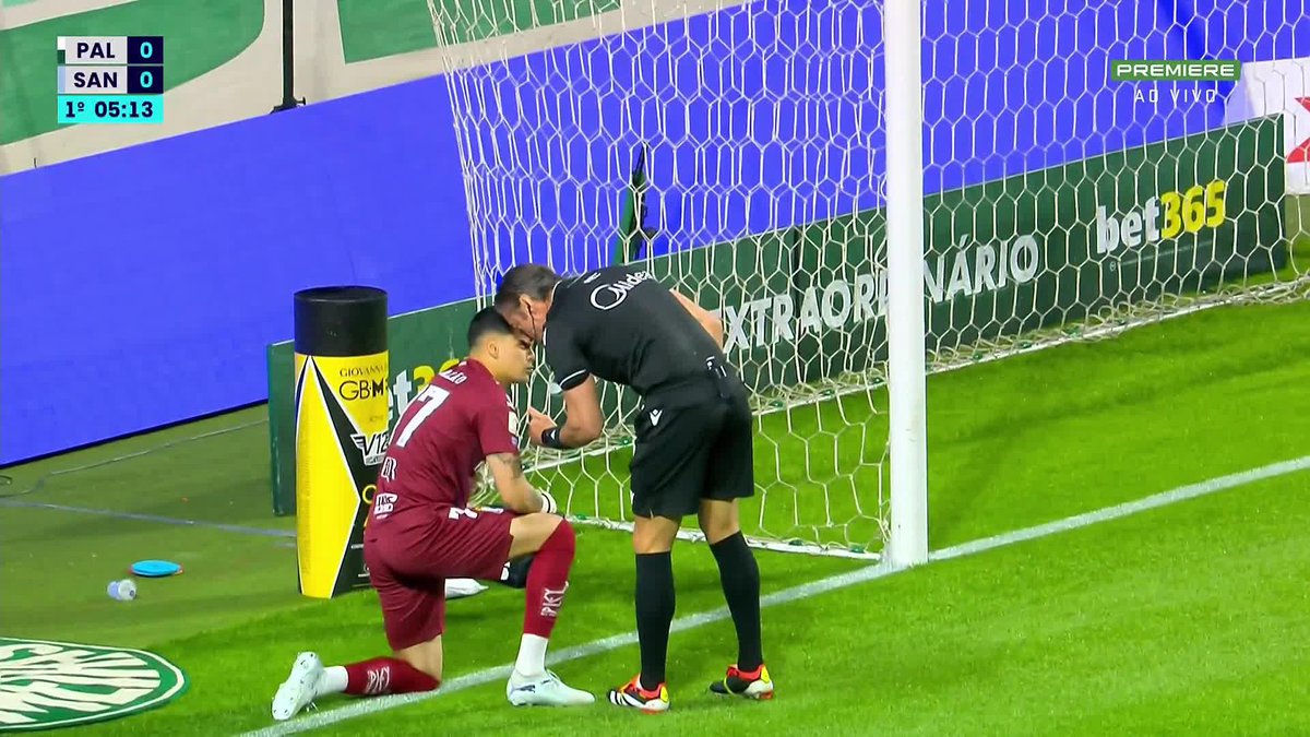 Gabriel Brazão, goleiro do Santos, passou mal e vomitou no início do clássico contra o Palmeiras. 🎥 Premiere | ge