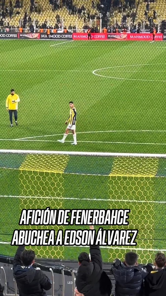 ¡ABUCHEARON A EDSON ÁLVAREZ! 💥 El mexicano volvió a las canchas con el Fenerbahce y al final se quedó haciendo ejercicios post partido. Ese momento fue donde la afición se metió con él y comenzó a abuchearlo 😳 'El Machín' volteó a ver hacia la grada y les respondió haciendo gestos y un "no los escucho" 👂🏻🔥 🎥 sporON