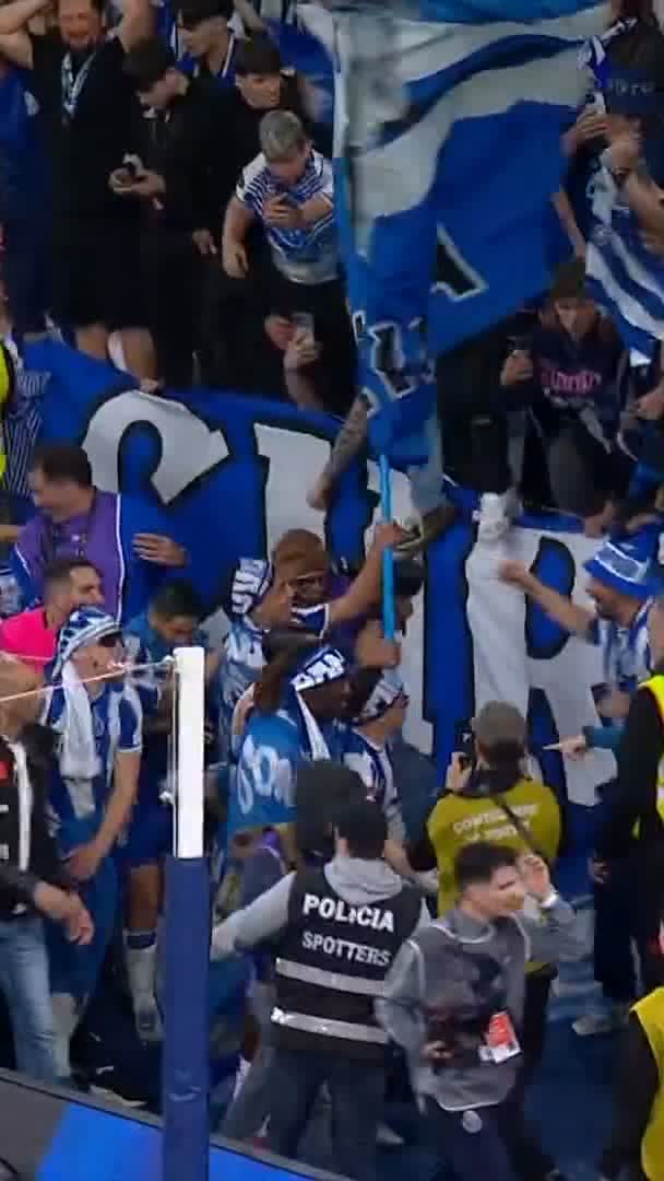 La magnifique communion entre supporters et joueurs du FC Porto. 🥹💙🫂