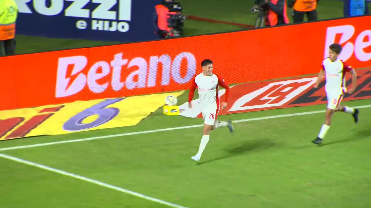 Qué jugada extraordinaria. Toda la delantera al servicio del gol. ¡Muy bien!