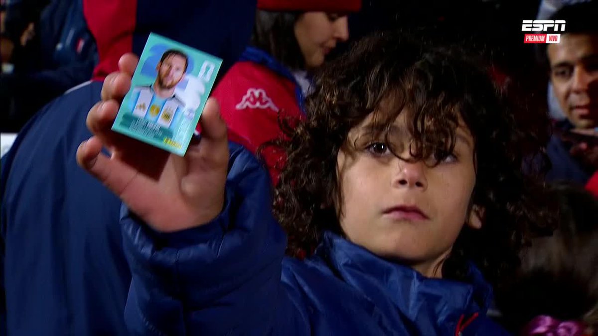 Los hinchas de Unión en la tribuna mostraban contentos los sobres del Mundial y las figuritas que les tocaban, pero al que le salió Messi no se lo veía nada contento. Seguro ya era la quinta vez que le tocaba JAJAJAJAJA