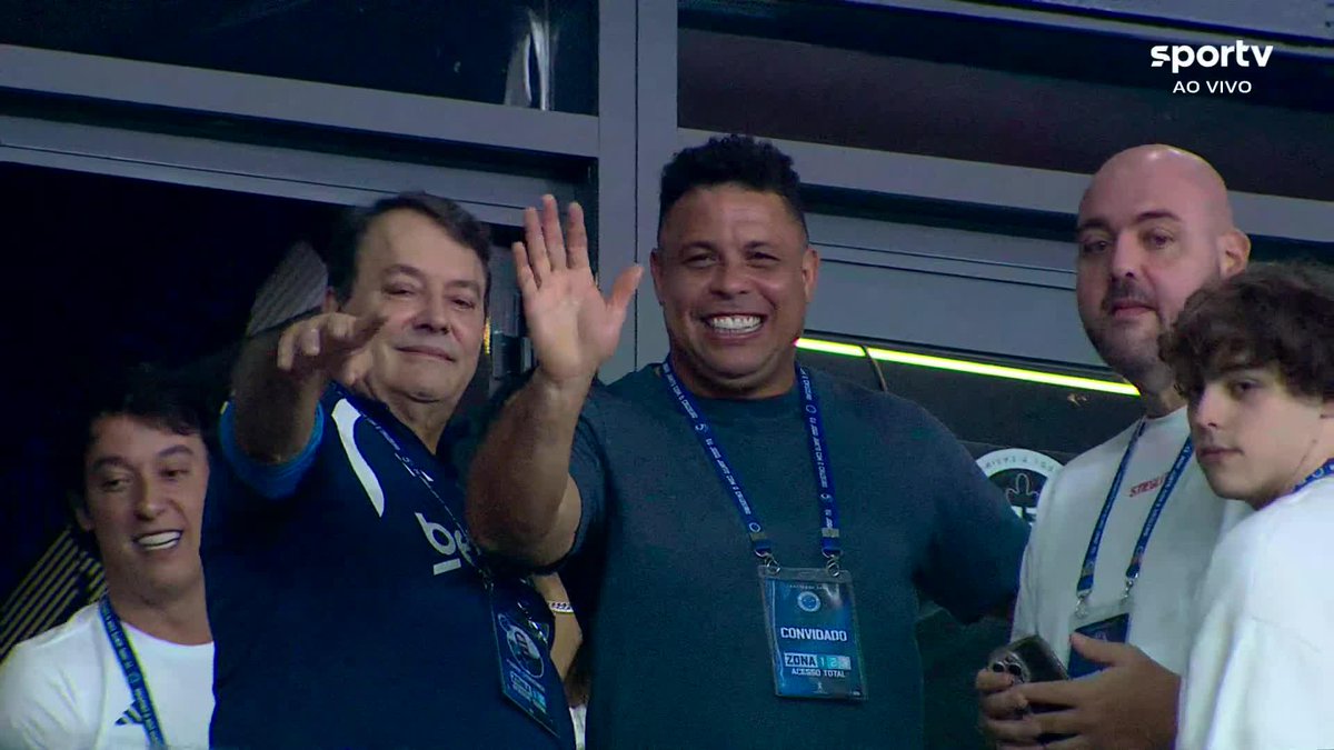Antigo dono da SAF do Cruzeiro, Ronaldo Fenômeno está no Mineirão para assistir ao clássico contra o Atlético-MG. Ele acenou ao lado de Pedro Lourenço, atual dono.