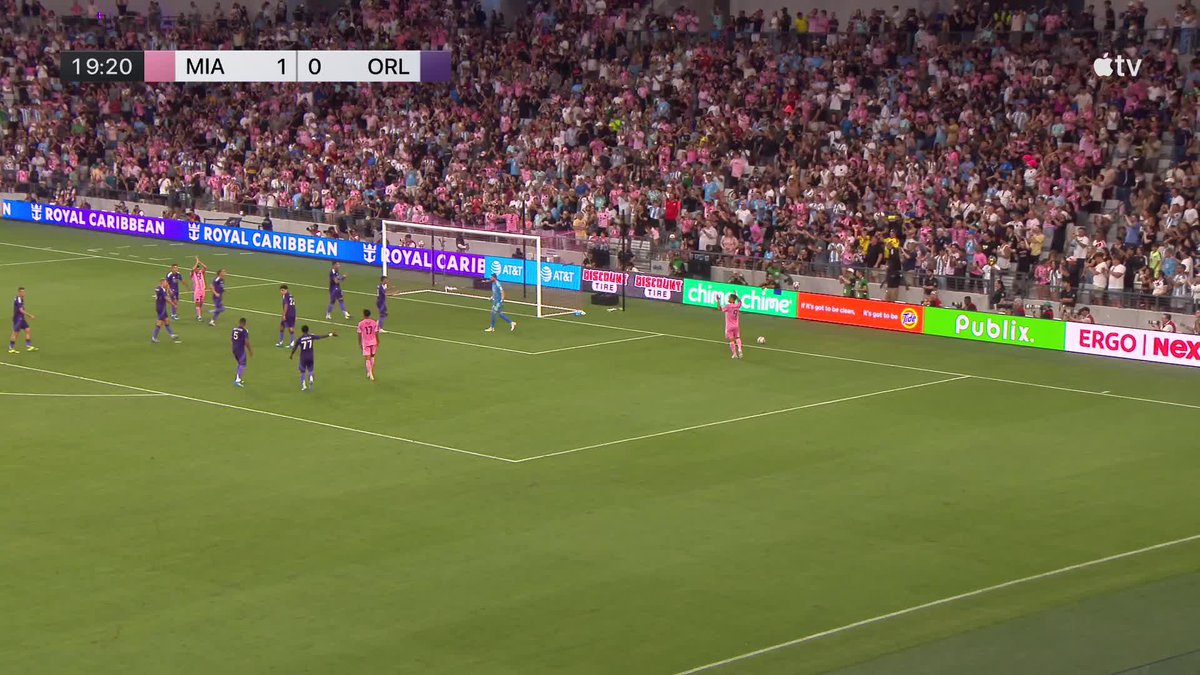 Maxime Crépeau was EVERYWHERE during this four-save sequence 🫨 (via Major League Soccer)