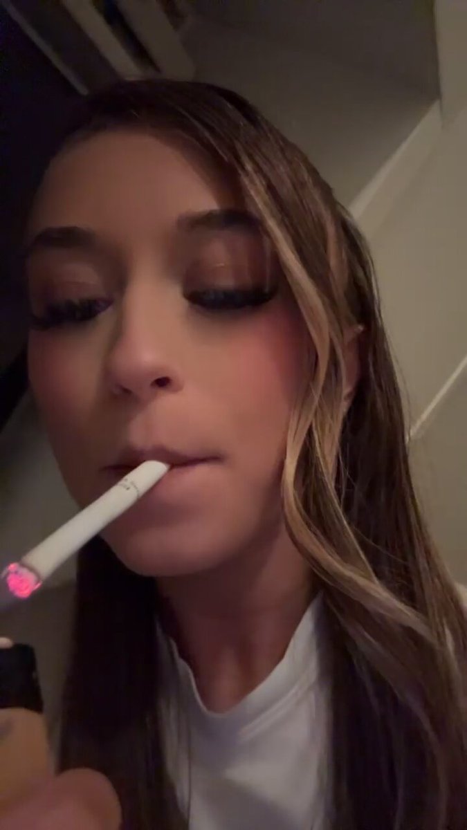 Zijn er nog asbakjes wakker? 🚬 Wie gaat mij deze nacht verwennen met cadeaubonnen? 🤭 Findom Findomnl goddess loser smoke smokefetish spoiled princess sigaret cigarette bratty