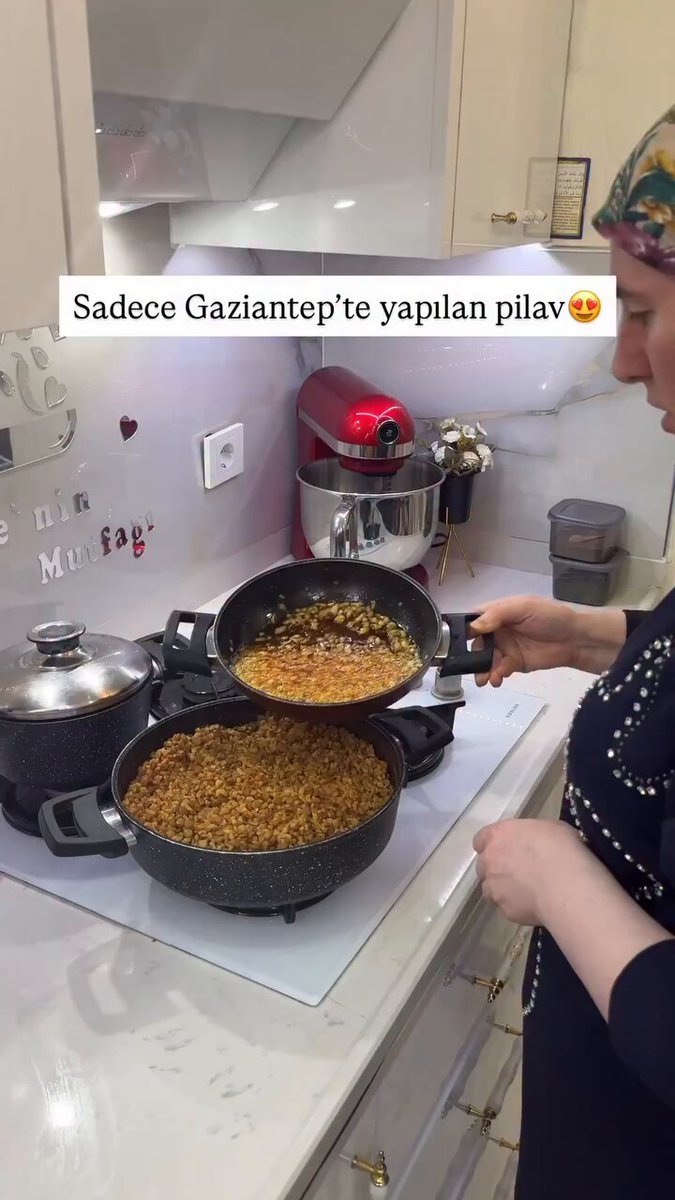 Annemin meşhur pilavı😍kaşık kaşık yiyeceksinizz 🙈Siz bu pilava ne diyorsunuz? Çok seviyorum yanına ayran ve ekşi bir salata ile harika bir menü👌 Mercimek pilavı Müceddere 1 su bardağı yeşil mercimeği çok ezilmeyecek şekilde pişirelim. Üzerine bir yemek kaşığı salça ekleyelim. Ardından 2 çay bardağı bulgur ekleyip sıcak suyumuzuda ekleyip pişirelim. Bir tavada 2 adet orta boy soğanı zeytinyağında gğzelce kavuralım ardından 1 yemek kaşığı pulbiber ekleyip sonra pilavımıza ekleyelimm #pilav #pilavçeşitleri #pilavtarifleri #mücedderepilavı #yemektarifleri