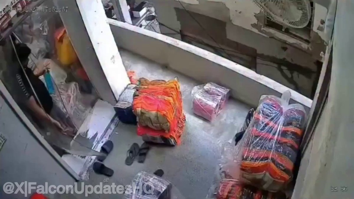 🇮🇳 😱📹 HOMBRE MUERE TRAS CAER DE BALCÓN MIENTRAS TOMABA DESCANSO VIDEO VIRAL MUESTRA CÓMO UN SIMPLE MOMENTO DE REPOSO TERMINÓ EN TRAGEDIA FATAL ⚠️¡SIGUE ULTIMA HORA EN X PARA MÁS! Un hombre salió al balcón de un edificio para tomar un breve descanso. Al intentar sentarse perdió el equilibrio y cayó al vacío muriendo en el acto. El incidente quedó registrado en cámaras de vigilancia y el video se viralizó rápidamente en redes con miles de vistas. Según observadores el lugar corresponde a India por el bajo muro sin protección adecuada. FUENTES: MUHALIF MEDYA, PROOF HABER, ALI ALIOGLU, NURULLAH TN, EKREMINATOR, GHOSTWOLF TC, FALCON UPDATES HQ.